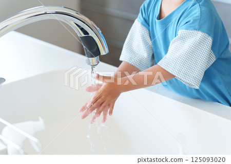 A child washing hands 125093020