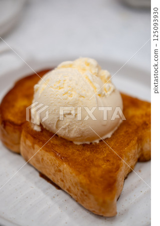 Vanilla ice-cream on the toast, served on plate 125093930