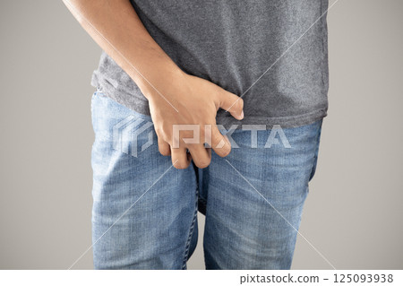Male experiences itch in genitalia, possible irritation noted. Male experiences itch in genitalia, possible irritation noted. 125093938