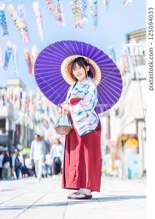 川越大正羅馬街上穿著袴的少女 川越大正羅馬街上穿著袴的少女 125094033