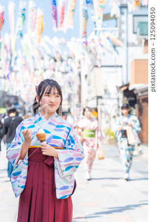 川越大正浪漫街上,身穿袴、吃軟冰淇淋的女孩 川越大正浪漫街上,身穿袴、吃軟冰淇淋的女孩 125094050
