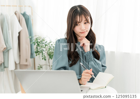 年輕的亞洲女商人在辦公室使用筆記型電腦 年輕的亞洲女商人在辦公室使用筆記型電腦 125095135