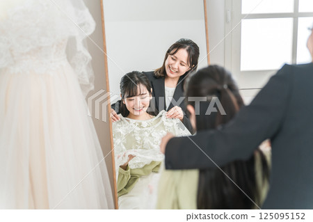 A Japanese woman trying on a wedding dress and coming to a meeting 125095152