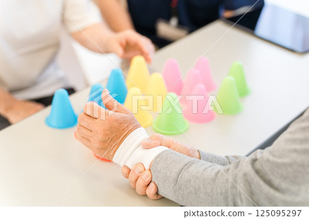 Senior man training in rehabilitation (stroke, hemiplegia, sequelae) 125095297