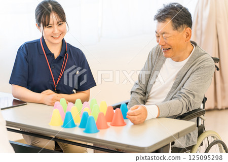 老年男性復健訓練（中風、偏癱、後遺症） 125095298