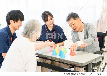 顯示標題候選人在養老院和復健機構工作的職業治療師以及正在接受復健治療的老年男性和女性 125095379