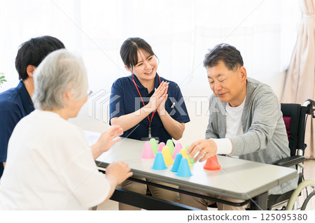 在護理和復健機構工作的職業治療師以及正在接受復健治療的老年男性和女性 在護理和復健機構工作的職業治療師以及正在接受復健治療的老年男性和女性 125095380