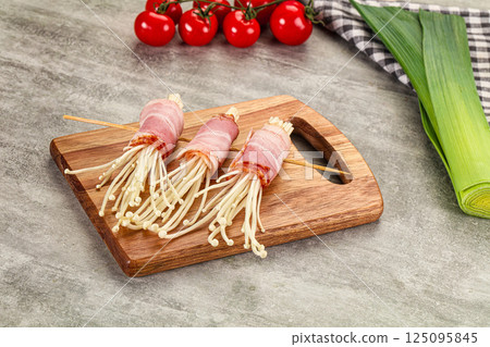 Raw roll with enoki and bacon 125095845