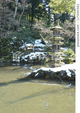葫蘆池與海石塔(石川縣金澤市兼六園/兼六町) 葫蘆池與海石塔(石川縣金澤市兼六園/兼六町) 125095982