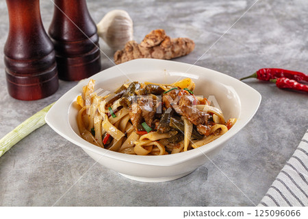 Asian cuisine udon with chicken and vegetables 125096066