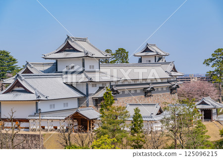 (Ishikawa Prefecture) Kanazawa Castle: Cherry blossoms at Sannomaru Square and the Gojukken Nagaya and Hishiyagura Tower 125096215