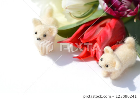 一束三種鬱金香和一隻羊毛氈小狗 一束三種鬱金香和一隻羊毛氈小狗 125096241