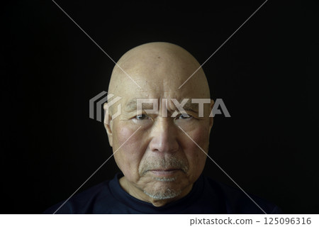 一位老人困擾的臉的特寫 一位老人困擾的臉的特寫 125096316