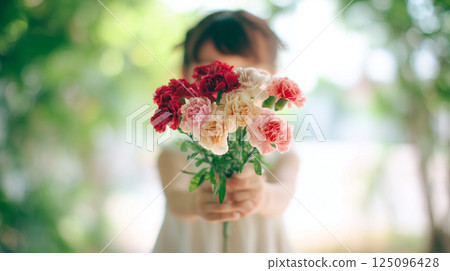 有一束康乃馨的女孩 125096428