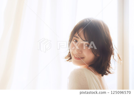 女人的微笑，美麗的形象 125096570