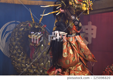 石見神樂:濱田市三宮神社的夜神樂:須佐之男命打敗巨蛇 石見神樂:濱田市三宮神社的夜神樂:須佐之男命打敗巨蛇 125096820