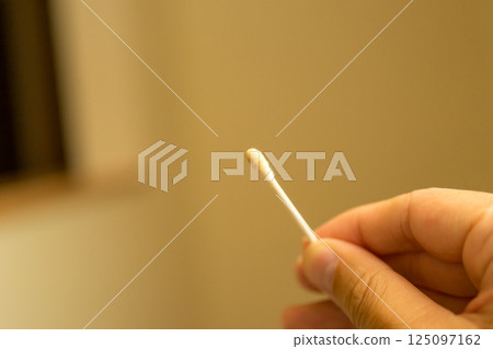 黏稠、潮濕的耳垢 125097162