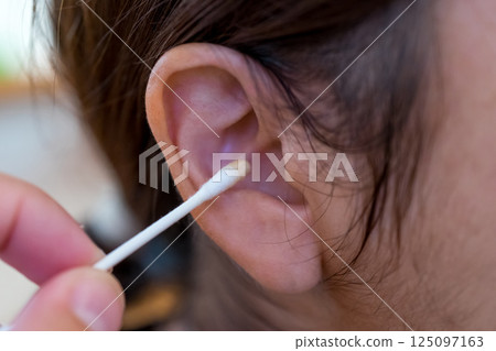 黏稠、潮濕的耳垢 125097163