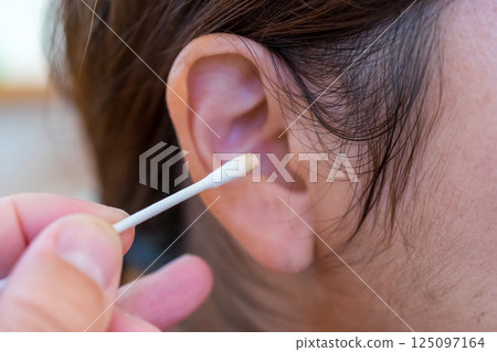 黏稠、潮濕的耳垢 125097164