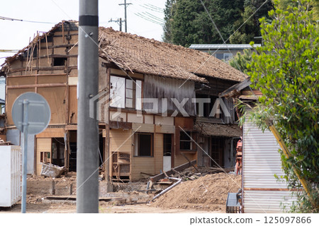 正在拆除的房屋 125097866