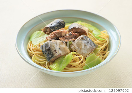 Seasoned with butter and soy sauce! Boiled mackerel and cabbage pasta 125097902
