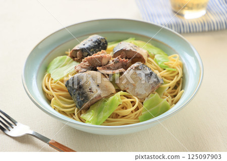 用奶油和醬油調味！煮鯖魚捲心菜意麵 125097903