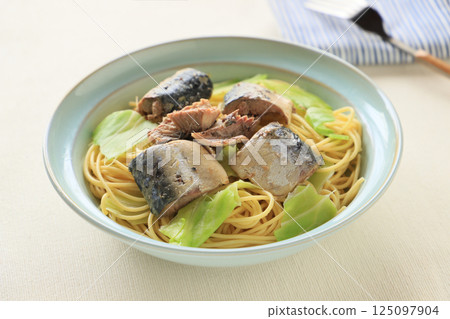 用奶油和醬油調味！煮鯖魚捲心菜意麵 125097904