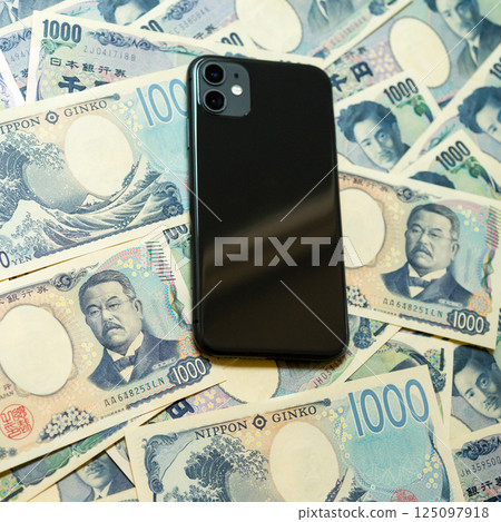 許多千日元鈔票和一部智慧型手機 125097918