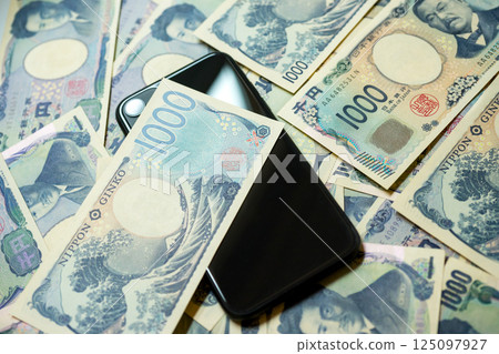 許多千日元鈔票和一部智慧型手機 125097927