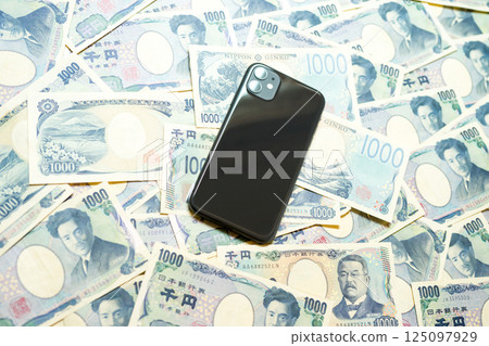 Many 1,000 yen bills and a smartphone 125097929