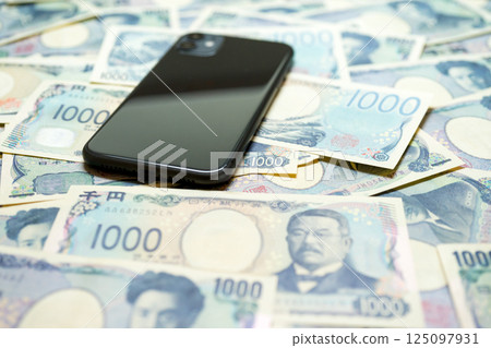 Many 1,000 yen bills and a smartphone 125097931