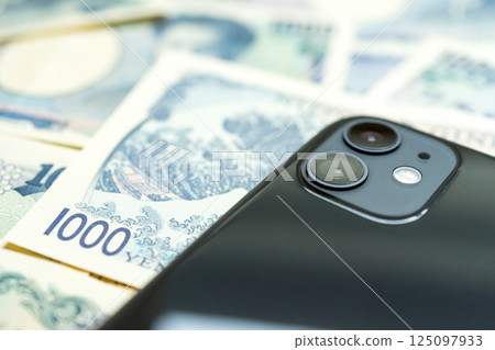 Many 1,000 yen bills and a smartphone 125097933