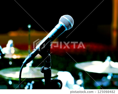 在舞台上的麥克風 125098482