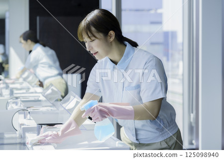 一名年輕的女清潔工正在擦拭辦公大樓浴室的水槽。照片提供:東京電子專門學校、電波學園 一名年輕的女清潔工正在擦拭辦公大樓浴室的水槽。照片提供:東京電子專門學校、電波學園 125098940