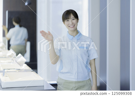 一位年輕女性辦公大樓清潔工的肖像。照片由東京電子專門學校、電波學園株式會社提供。 一位年輕女性辦公大樓清潔工的肖像。照片由東京電子專門學校、電波學園株式會社提供。 125099308