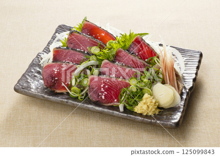 用鰹魚鹽調味 125099843