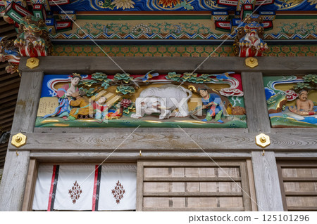 Beautifully colored sculptures decorating the main hall of Hodosan Shrine, one of the three great shrines in Chichibu 125101296