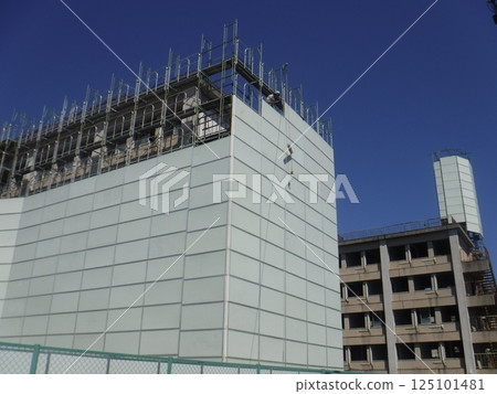 Demolishing the old employee dormitory Demolishing the old employee dormitory 125101481