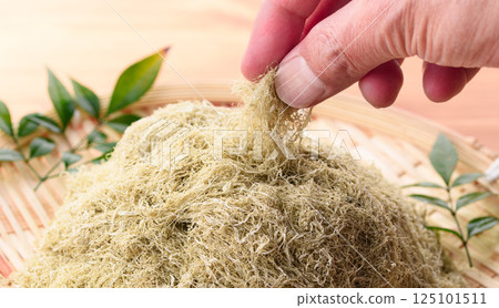 北海道利尻產的托羅羅海帶，裝在竹籃裡 125101511