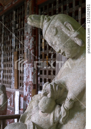 秩父第四座寺廟金勝寺雨中的抱子觀世音菩薩石像 125102951