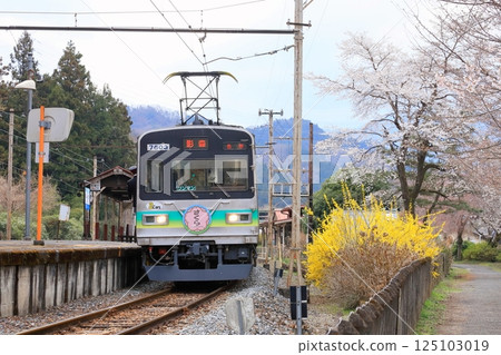 Chichibu Railway "Train just before departing Bushu Hino Station" 125103019