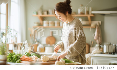 在廚房做飯的日本女人 在廚房做飯的日本女人 125104527