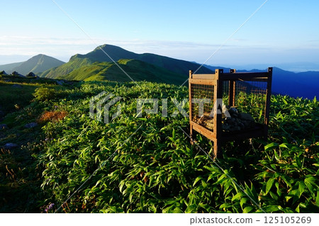飯豐山脈北又岳的山脊線和鐵柵欄 飯豐山脈北又岳的山脊線和鐵柵欄 125105269