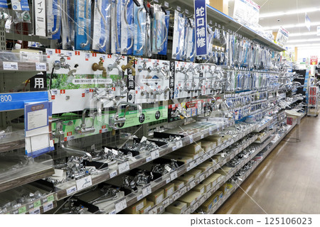 Home improvement store, hardware section, faucets, water taps, etc. Home improvement store, hardware section, faucets, water taps, etc. 125106023