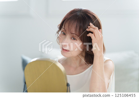 患有頭髮問題的老年婦女 患有頭髮問題的老年婦女 125106455