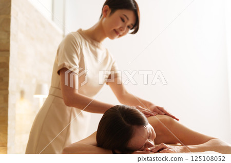 Esthetician and senior female customer Esthetician and senior female customer 125108052
