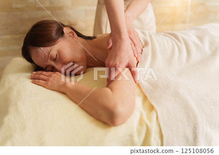 Esthetician and senior female customer Esthetician and senior female customer 125108056