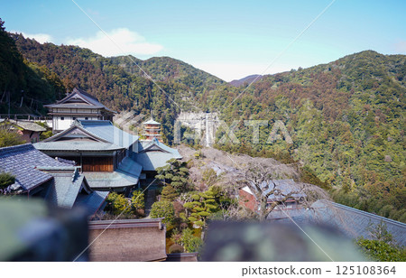 Scenery of traditional Japanese architecture (Nachi Falls) Scenery of traditional Japanese architecture (Nachi Falls) 125108364