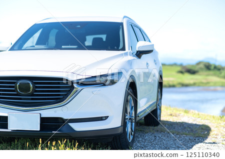 White SUV type car 125110340