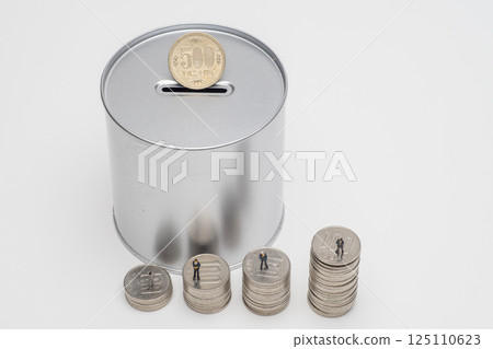 罐形存錢筒和堆疊的硬幣 罐形存錢筒和堆疊的硬幣 125110623